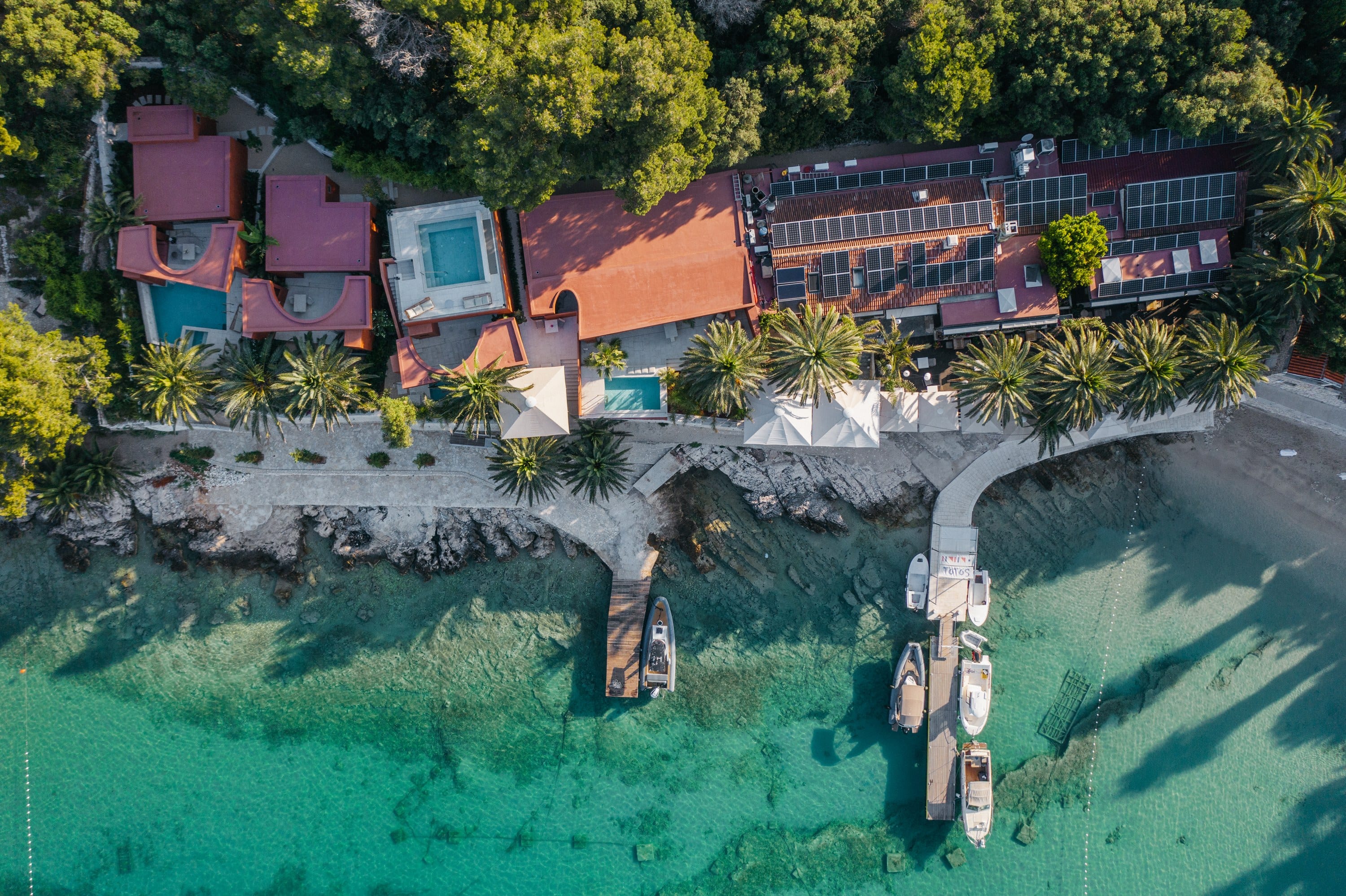 Das Zori-Anwesen von oben: vier Residenzen, das Restaurant und der Steg an der Bucht Vinogradišće, Palmižana