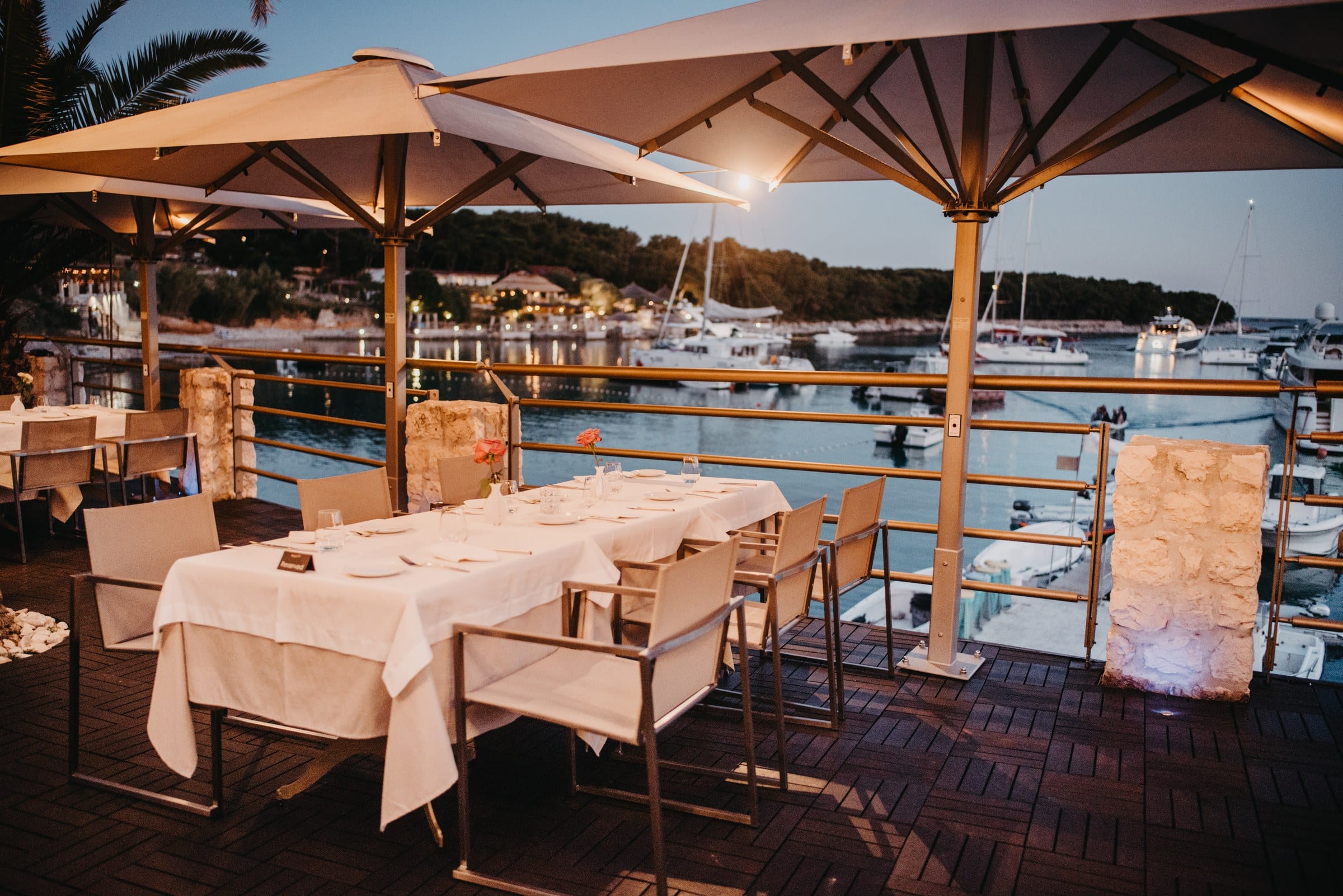 La terraza de Zori Restaurant de noche en la bahía de Palmižana, islas Pakleni