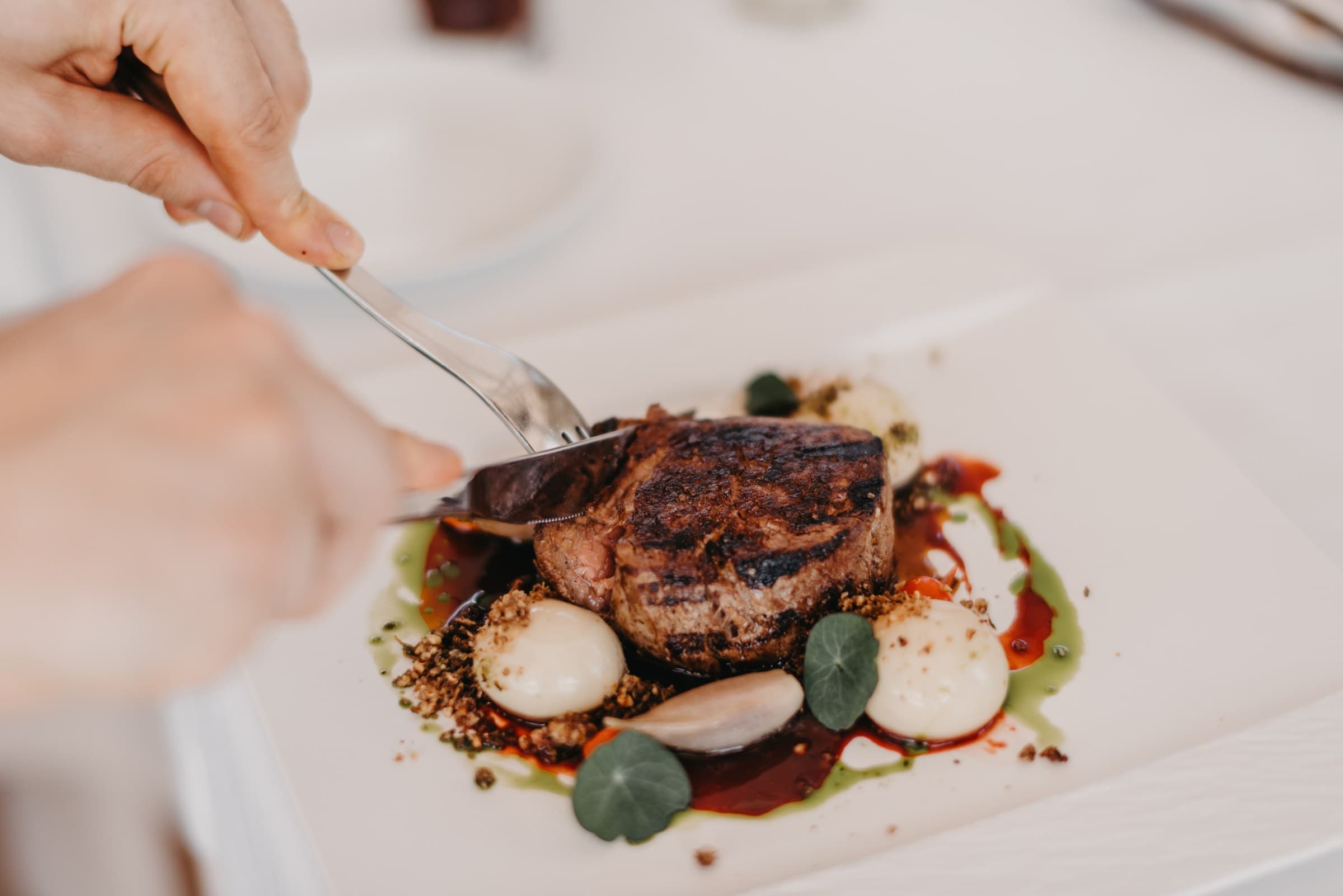 Rib-Eye von der Holzkohle-gradele, am Tisch aufgeschnitten, Zori Restaurant, Palmižana