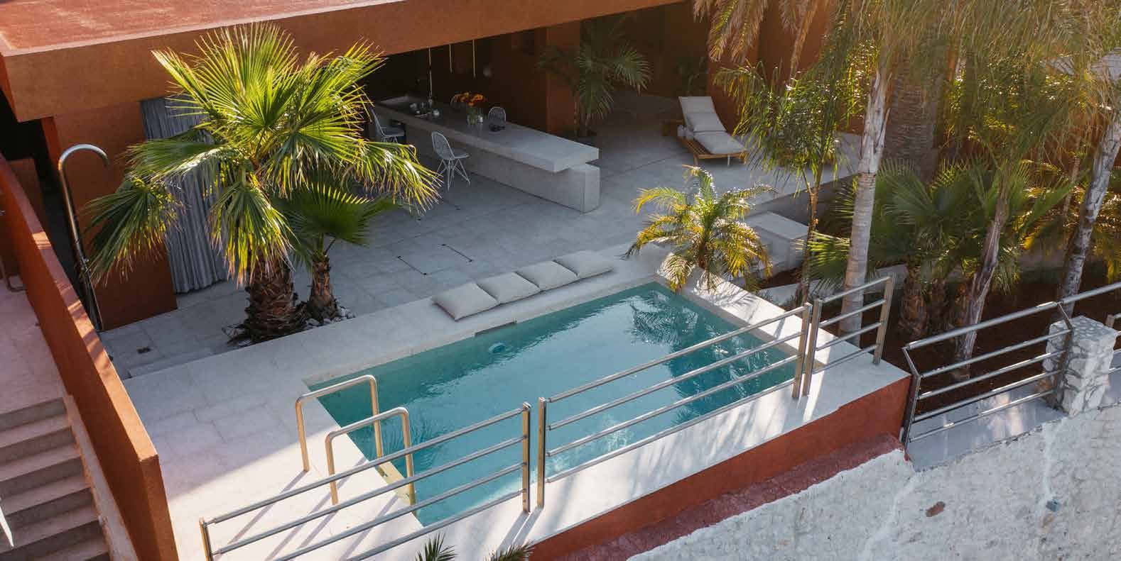 Terrassenpool einer Zori Timeless Residenz mit Meerblick auf die Pakleni-Inseln