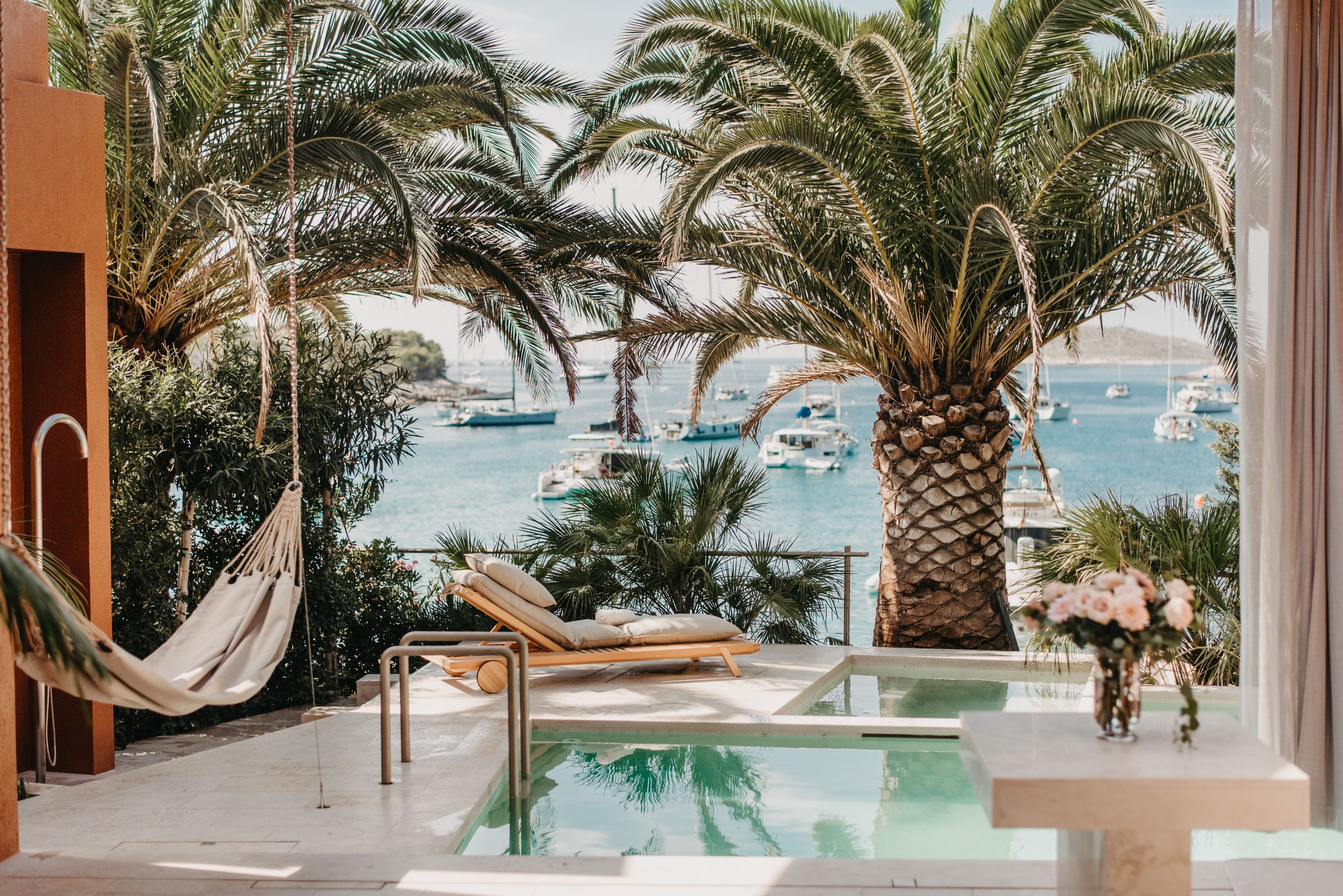 La ringhiera della terrazza di Horizon Residence davanti all'Adriatico aperto, tra lei e l'orizzonte nulla, Palmižana
